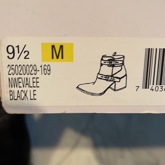 Black block heeled ankle bootie - Picture 4 of 4